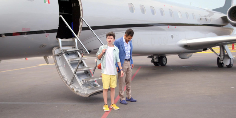 Vans Yellow Sneakers of Raphael Alejandro as Hugo in Acapulco S02E01 Break My Stride (2)