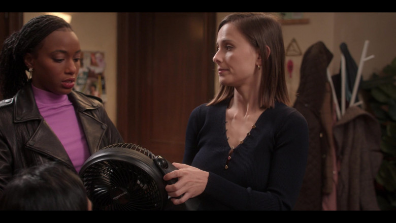 Amazon Basics 3 Speed Small Room Air Circulator Fan in The Sex Lives of College Girls S02E03 The Short King (2)