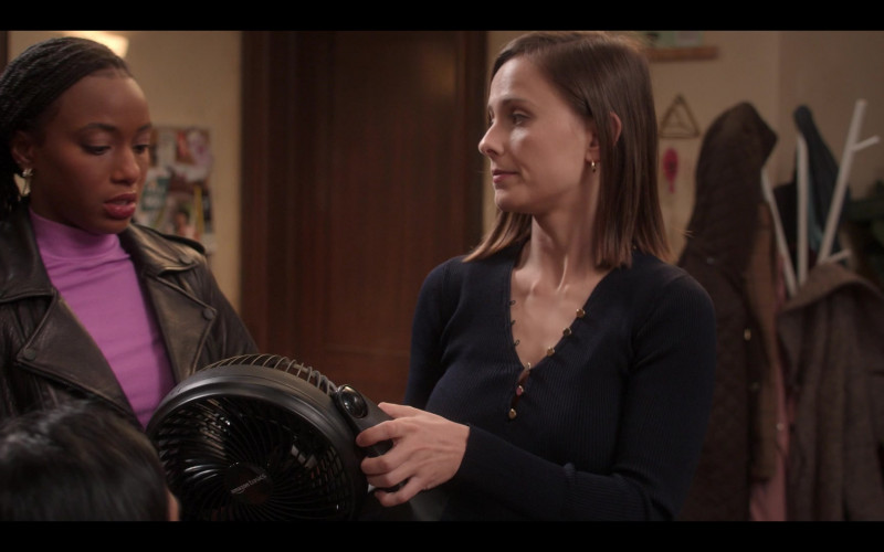 Amazon Basics 3 Speed Small Room Air Circulator Fan in The Sex Lives of College Girls S02E03 The Short King (2)