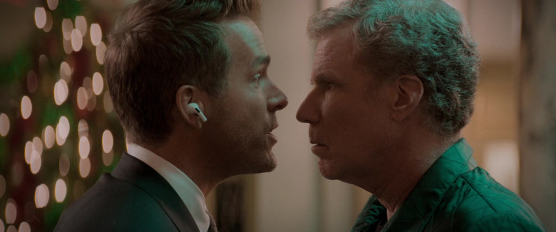 Apple AirPods Headphones of Ryan Reynolds as Clint Briggs in Spirited (2022)