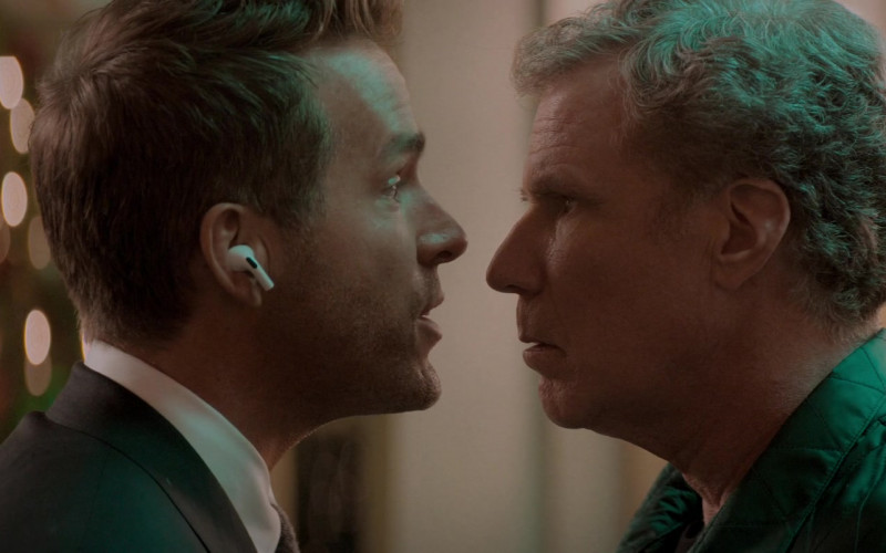 Apple AirPods Headphones of Ryan Reynolds as Clint Briggs in Spirited (2022)