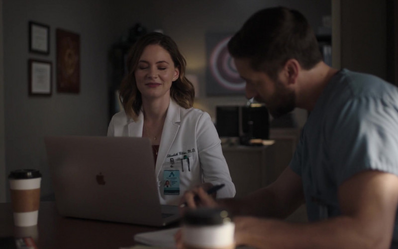Apple MacBook Laptop Computers in New Amsterdam S05E08 All the World’s a Stage… (1)