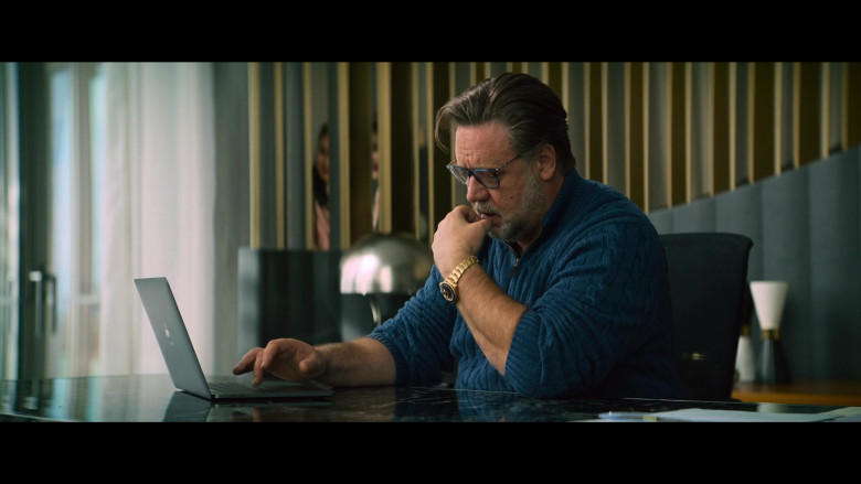 Apple MacBook Laptop Used by Russell Crowe as Jake Foley in Poker Face (1)