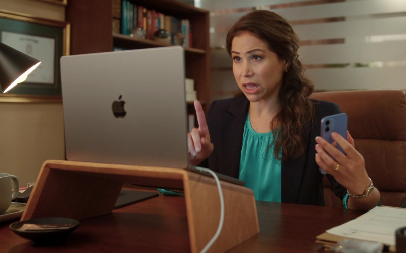 Apple MacBook Laptop and iPhone Smartphone Used by Actress in Acapulco S02E05 We Don’t Need Another Hero (2022)