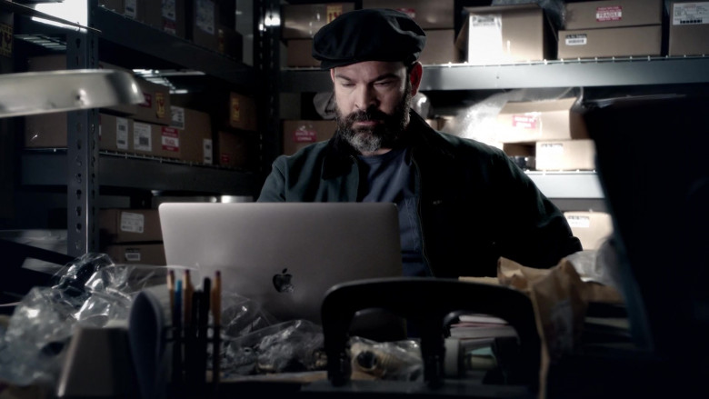 Apple MacBook Laptop in 9-1-1 S06E07 Cursed (1)