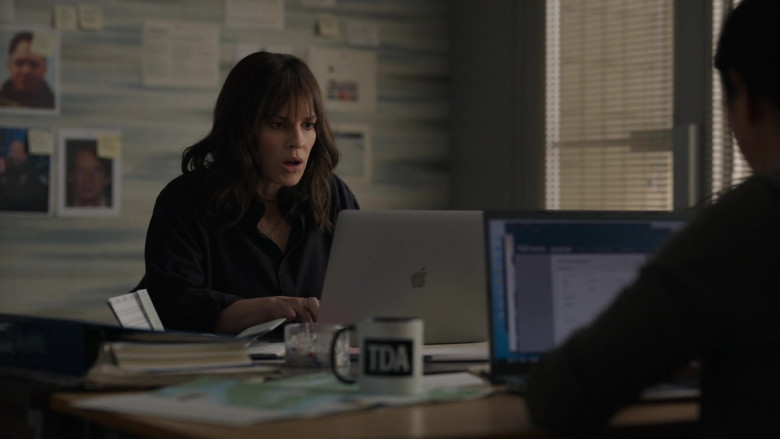 Apple MacBook Laptop in Alaska Daily S01E05 I Have No Idea What You're Talking About, Eileen (2022)