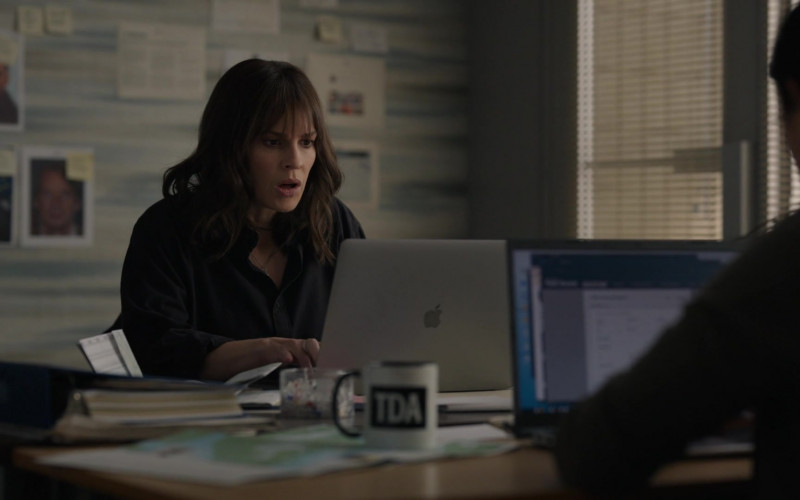 Apple MacBook Laptop in Alaska Daily S01E05 I Have No Idea What You're Talking About, Eileen (2022)