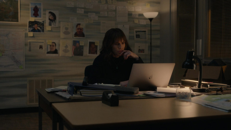 Apple MacBook Laptop in Alaska Daily S01E06 You Can’t Put a Price on a Life (1)