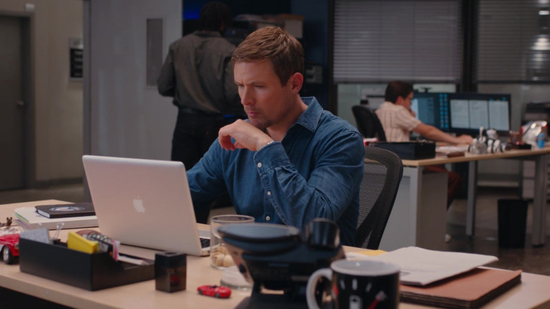 Apple MacBook Laptop in Hudson & Rex S05E10 One Wild Night (2022)