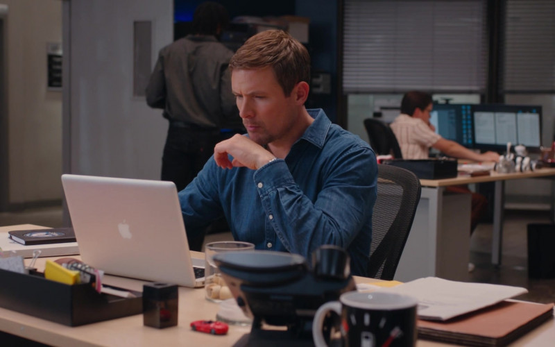 Apple MacBook Laptop in Hudson & Rex S05E10 One Wild Night (2022)