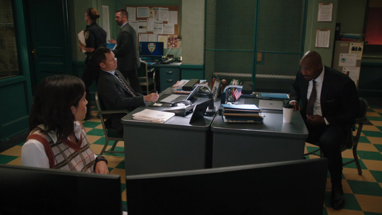 Apple MacBook Laptop in Law & Order S22E06 Vicious Cycle (2022)