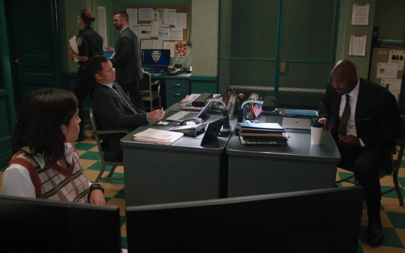 Apple MacBook Laptop in Law & Order S22E06 Vicious Cycle (2022)