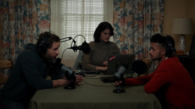 Apple MacBook Laptop in Manifest S04E02 All-Call (2022)
