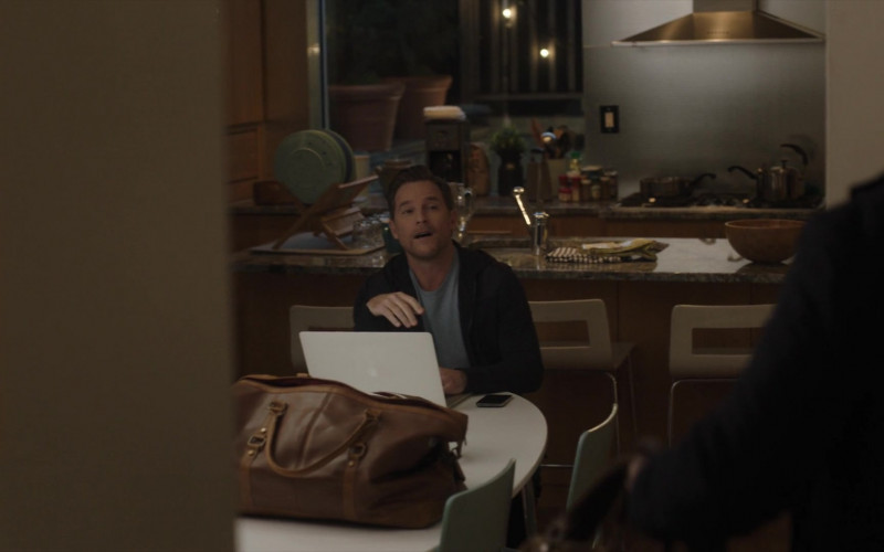 Apple MacBook Laptop in New Amsterdam S05E09 The Empty Spaces (2022)