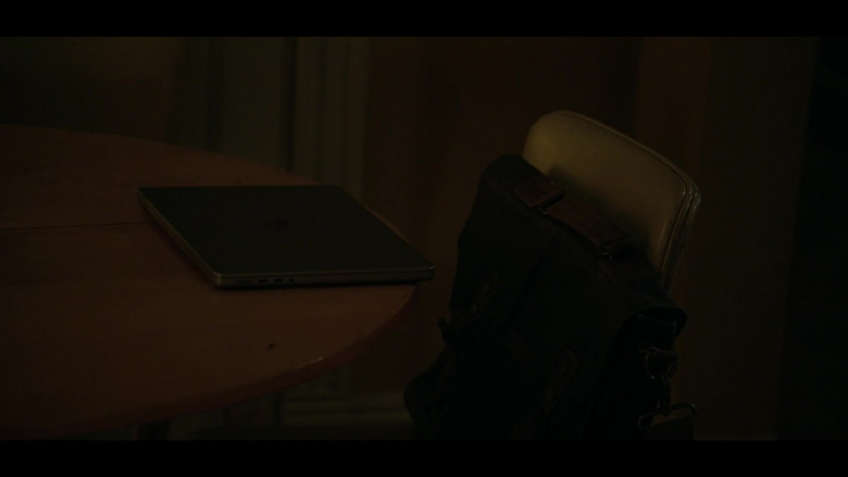 Apple MacBook Laptop in The Calling S01E02 The Knowing (2022)