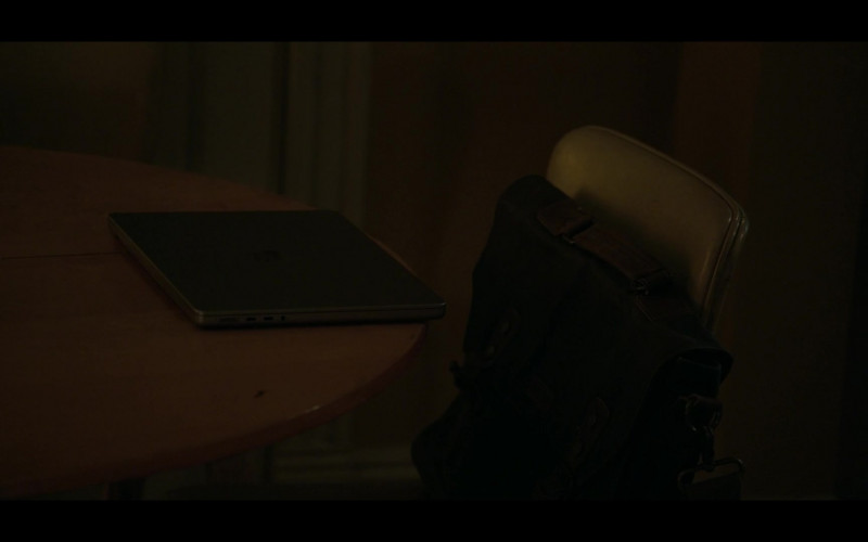 Apple MacBook Laptop in The Calling S01E02 The Knowing (2022)