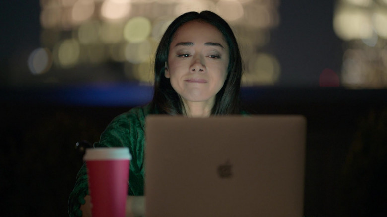 Apple MacBook Laptop of Aimee Garcia in Christmas with You (1)