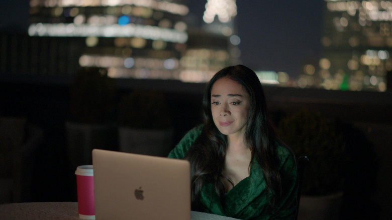Apple MacBook Laptop of Aimee Garcia in Christmas with You (3)