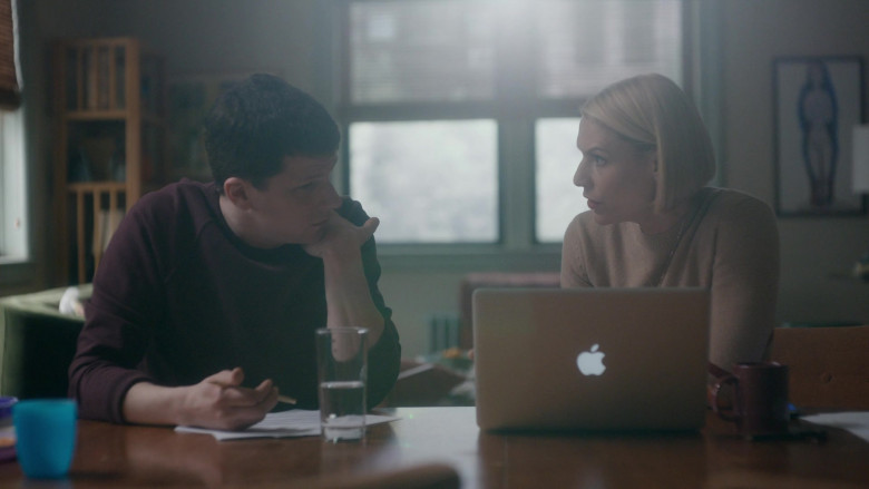 Apple MacBook Laptop of Claire Danes as Rachel in Fleishman Is in Trouble S01E03 Free Pass (2022)