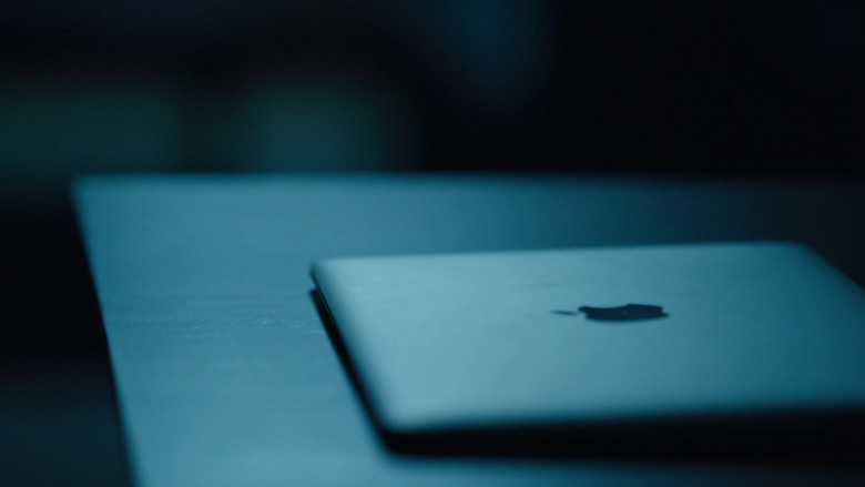 Apple MacBook Laptop of Jesse Eisenberg as Toby in Fleishman Is in Trouble S01E03 Free Pass (1)