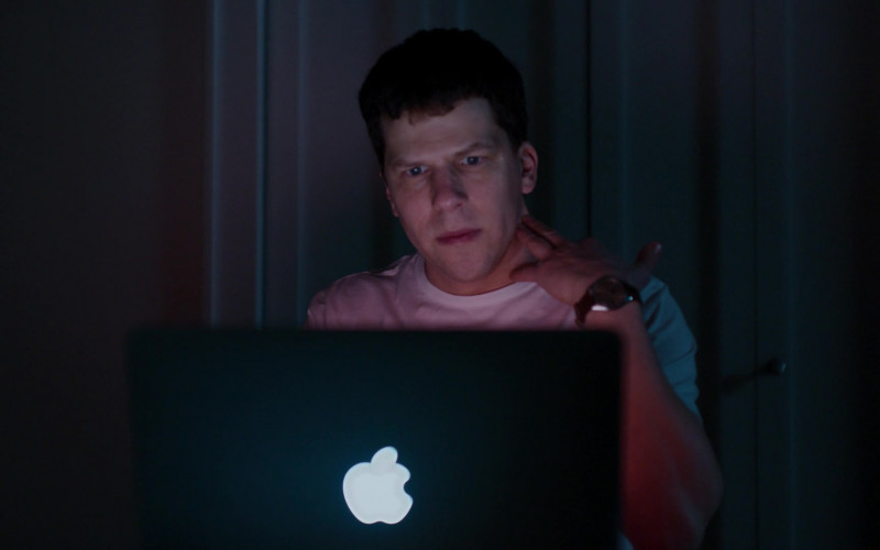 Apple MacBook Laptop of Jesse Eisenberg as Toby in Fleishman Is in Trouble S01E03 Free Pass (2)
