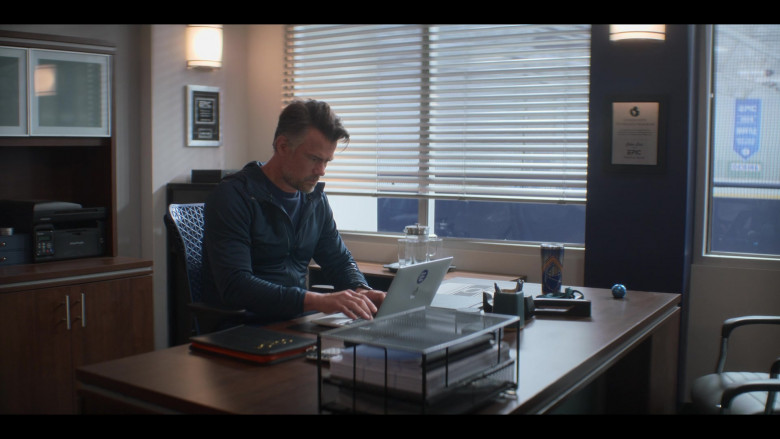 Apple MacBook Laptop of Josh Duhamel as Coach Cole in The Mighty Ducks Game Changers S02E08 Trade Rumors (1)