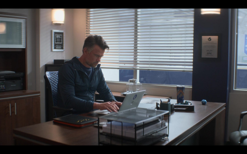 Apple MacBook Laptop of Josh Duhamel as Coach Cole in The Mighty Ducks Game Changers S02E08 Trade Rumors (1)