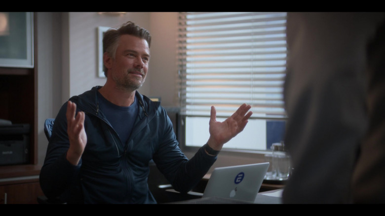 Apple MacBook Laptop of Josh Duhamel as Coach Cole in The Mighty Ducks Game Changers S02E08 Trade Rumors (3)