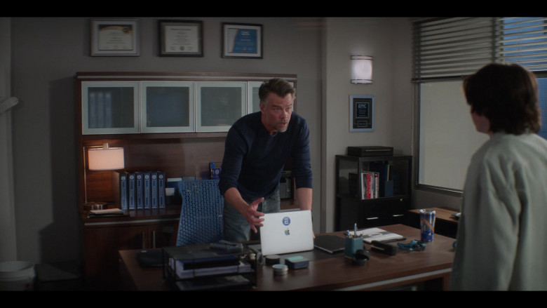 Apple MacBook Laptop of Josh Duhamel as Coach Cole in The Mighty Ducks Game Changers S02E08 Trade Rumors (4)