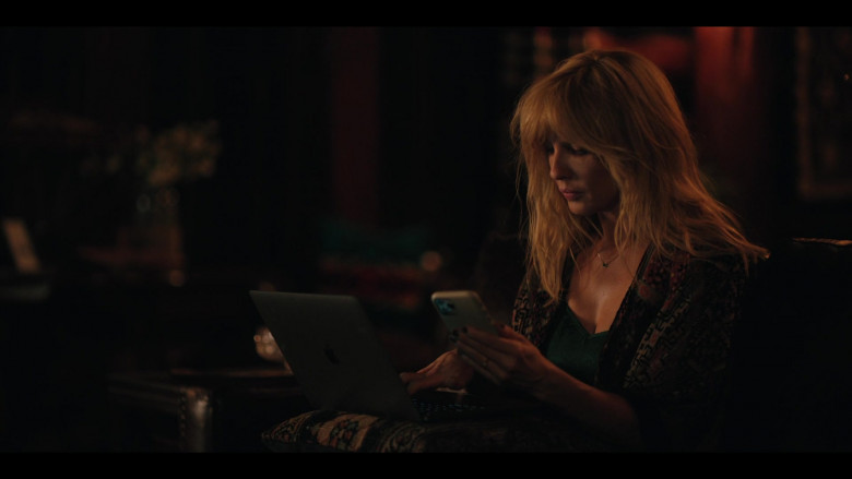Apple MacBook Laptop of Kelly Reilly as Bethany Dutton in Yellowstone S05E04 Horses in Heaven (2)