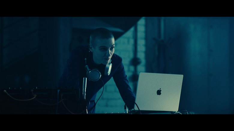 Apple MacBook Laptop of Lera Abova as DJ Das Boot in Pitch Perfect Bumper in Berlin S01E02 Torschlusspanik (5)