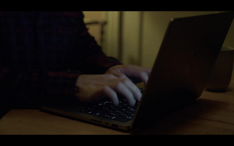 Apple MacBook Laptop of Noel Fisher as Zack Miller in The Calling S01E01 He's Gone (1)