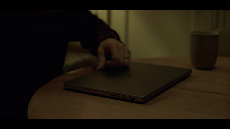 Apple MacBook Laptop of Noel Fisher as Zack Miller in The Calling S01E01 He's Gone (2)