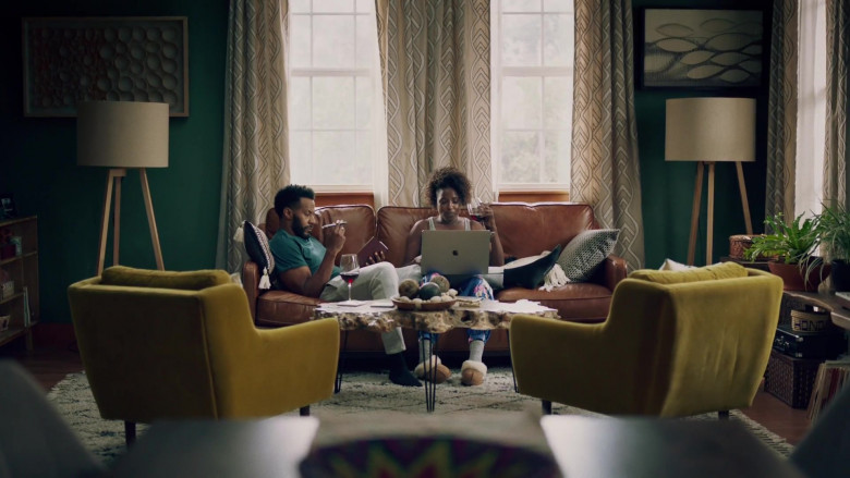 Apple MacBook Laptops in Queen Sugar S07E10 They Existed (5)