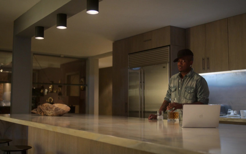 Apple MacBook Laptops in Step Up High Water S03E03 Player's Ball (1)