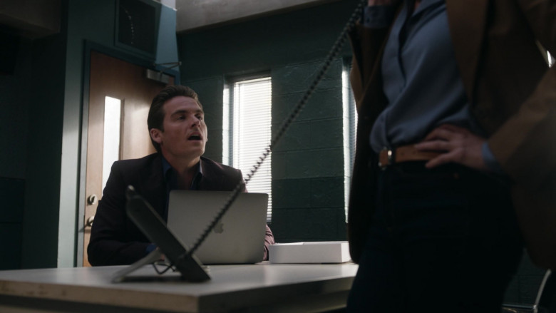 Apple MacBook Laptops in The Rookie Feds S01E09 Flashback (1)
