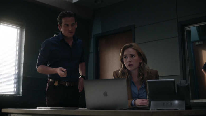 Apple MacBook Laptops in The Rookie Feds S01E09 Flashback (3)