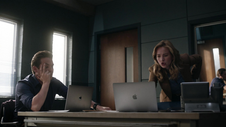 Apple MacBook Laptops in The Rookie Feds S01E09 Flashback (5)