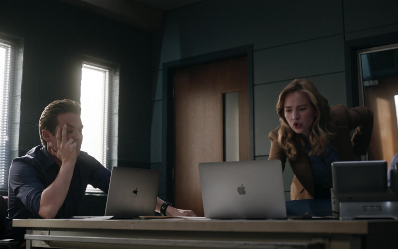 Apple MacBook Laptops in The Rookie Feds S01E09 Flashback (5)