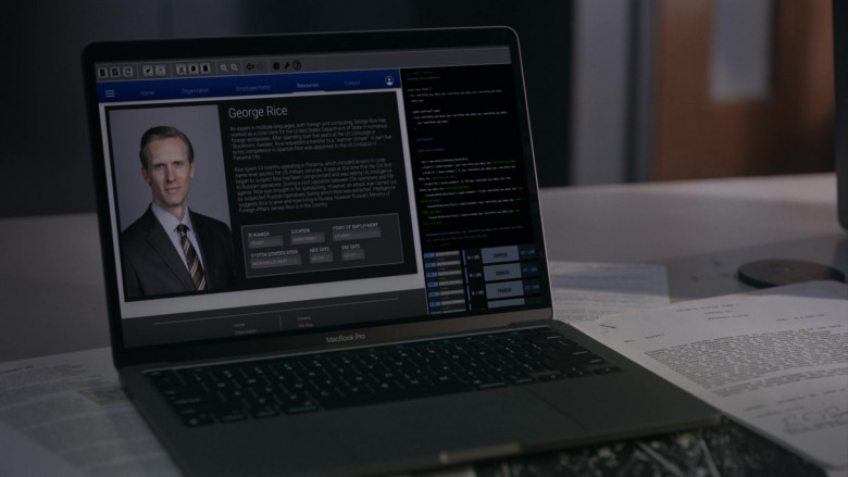 Apple MacBook Laptops in The Rookie Feds S01E09 Flashback (6)