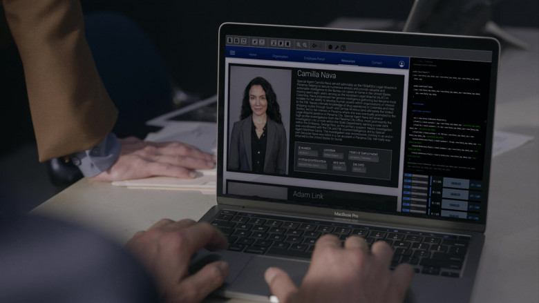 Apple MacBook Laptops in The Rookie Feds S01E09 Flashback (7)