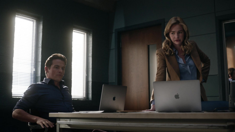 Apple MacBook Laptops in The Rookie Feds S01E09 Flashback (8)