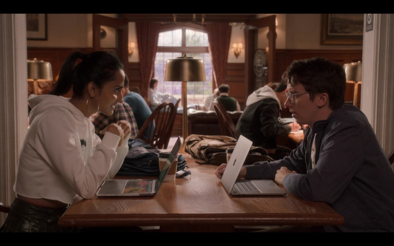 Apple MacBook Laptops in The Sex Lives of College Girls S02E03 The Short King (2022)