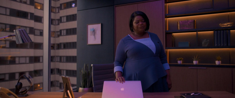 Apple MacBook Pro Laptop Used by Octavia Spencer as Kimberly in Spirited (4)