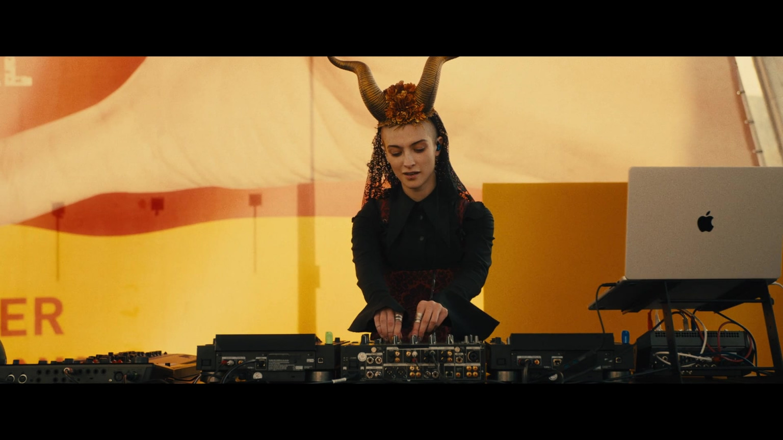 Apple MacBook Pro Laptop Of Lera Abova As DJ Das Boot In Pitch Perfect