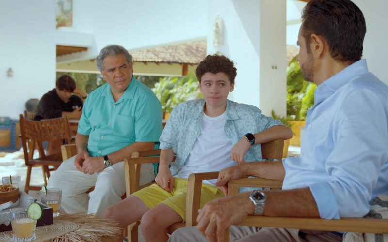 Apple Smartwatch in Acapulco S02E07 "Always Something There to Remind Me" (2022)