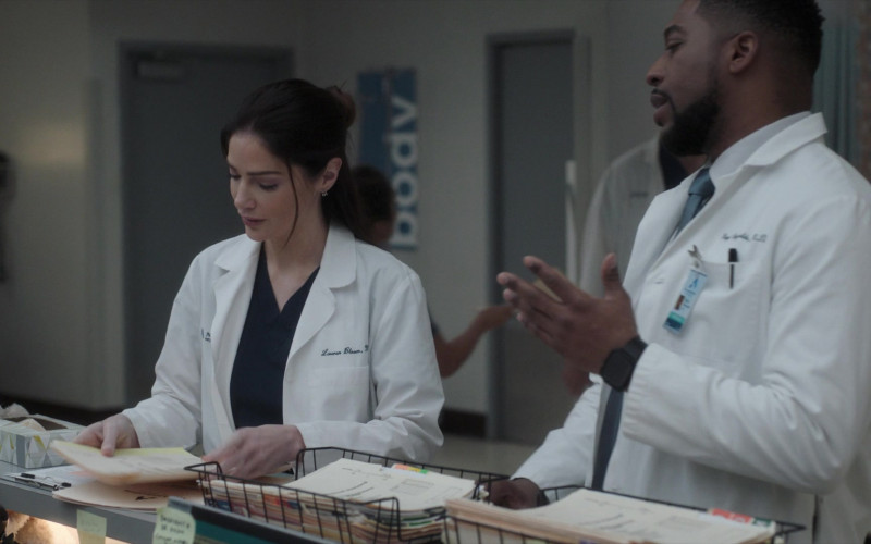Apple Smartwatches in New Amsterdam S05E10 "Don't Do This for Me" (2022)