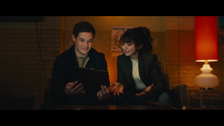 Apple iPad Tablet Used by Adam DeVine as Bumper Allen & Sarah Hyland as Heidi in Pitch Perfect Bumper in Berlin S01E04 Streicheleinheit (2022)