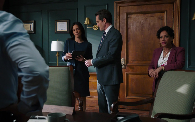 Apple iPad Tablet in Law & Order S22E06 Vicious Cycle (2022)