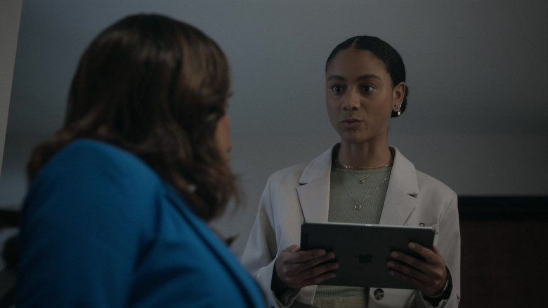 Apple iPad Tablet in The Rookie Feds S01E09 Flashback (1)